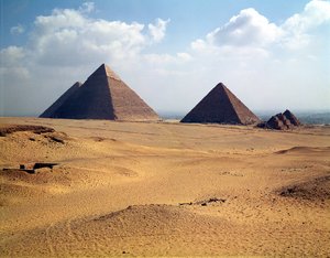 Näkymä Cheopsin, Chephrenin ja Mycerinuksen pyramideista