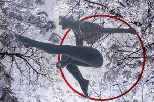 Aeralisti, 2021 (sekatekniikka kankaalle) tekijältä Olivia Gozzano