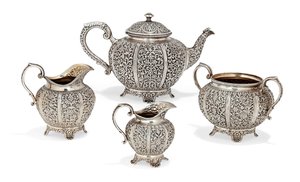 Repousse neliosainen teesetti, 1800-luvun loppu (hopea) (katso myös 996381) tekijältä Oomersi Mawji