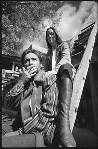Dennis Hopper ja vaimo Michelle Phillips tikkailla New Mexicossa