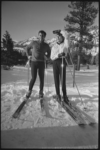 Janet Leigh ja Tony Curtis suksilla talviolympialaisissa Squaw Valleyssa, Kaliforniassa tekijältä Orlando Suero