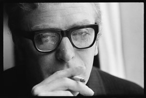 Michael Caine tupakoi tekijältä Orlando Suero