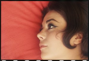 Natalie Wood kotona pää tyynyllä tekijältä Orlando Suero