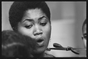 Odetta laulaa lapsille TV-erikoissarjassa tekijältä Orlando Suero