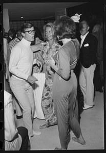 Roddy McDowall, Lauren Bacall ja Shirley MacLaine Malibun kotibileissä