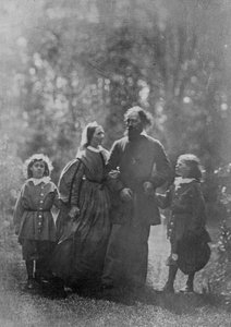Alfred, Lord Tennyson vaimonsa Emilyn ja kahden poikansa, Hallamin ja Lionelin kanssa, n. 1862 (albumiprintti)
