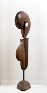 Groteski (puuveistos tekijältä Oskar Schlemmer