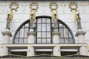 Am Steinhofin kirkko (kirkko Leopld) suunnitteli Otto Wagner, Wien, Itävalta (kuva)