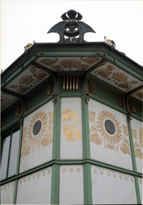 Art Nouveau: Arkkitehti Otto Wagnerin (1841-1918) tekemä näkymä Karlsplatzin metroaseman paviljonkiin (nykyisin kahvila) (Wienin Secession) 1894-1899 Wien, Itävalta