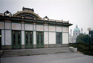 Art Nouveau: Arkkitehti Otto Wagnerin (1841-1918) tekemä näkymä Karlsplatzin metroaseman paviljonkiin (nykyisin kahvila) (Wienin Secession) 1894-1899 Wien, Itävalta