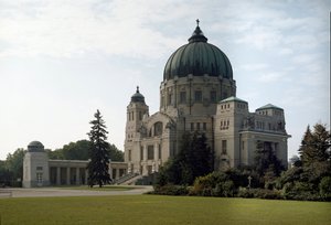 Näkymä arkkitehti Otto Wagnerin (1841-1918) suvun haudasta (Wienin Secession). Hietzingin hautausmaa, Wien, Itävalta tekijältä Otto Wagner