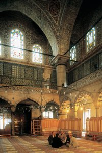 Arkkitehtuuri, ottomaanien taide: Mehmet Agan (1609-1616) rakentaman Sinisen moskeijan tai Sultanahmet Camiin sisätilat. Turkki Istanbul. tekijältä Ottoman School