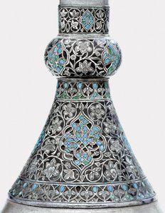 Yksityiskohta ottomaanien turkoosista upotetusta hopeaan kiinnitetystä sinkkipullosta (turkoosi, sinkki, hopea) tekijältä Ottoman School
