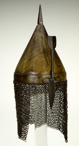 Kypärä, ehkä 1500-luvulta, muutettu 1800-luvulla (ruskeaa rautaa kullatuilla) tekijältä Ottoman School