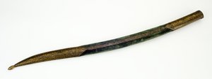 Yataghanin huotra (rauta kullalla koftgari-uurteella, puuta ja samettia) tekijältä Ottoman School
