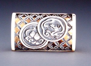 Netsuke harjakattoisella kuviolla, n. 1870 (polttasarvi) (208395:n etupuoli)