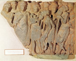 Voitto käärmeestä, reliefi, jossa Buddha esittelee pelättyä käärmettä kunnioittaneille brahmaneille, kreikkalais-buddhalainen tyyli, 1.-4.