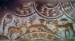Paleokristillinen taide: fragmentti kirkkomosaiikkia: peurat ja kauriit juovat vettä. 6. vuosisadalla jKr. Karthagosta, Bir Ftouhista, Tunisiasta. Pariisi, Louvre-museo tekijältä Paleo Christian