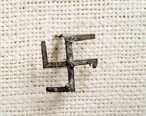 Kristillistä antiikkia: svastikan muotoinen fibule (joka inspiroi ristikkäispeliä). 1.-3. vuosisadalla. Saint Germain en Layen arkeologinen kansallismuseo tekijältä Paleo Christian