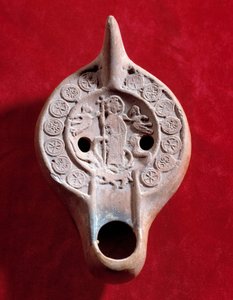 Paleokreetinen taide: öljylampun medaljonki voittoisan Kristuksen terrakottakoristeessa. Toteutettu alemman Rooman valtakunnan aikana (307-425 jKr) Tunisiassa. Löytyi Timgadista (Algeria). Aurinko 0,03x0,13x0,08 m Pariisi, musee du Louvre tekijältä Paleo Christian