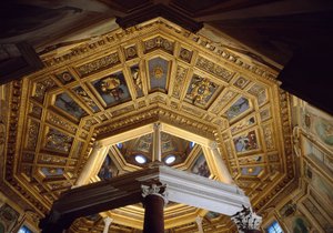 Näkymä holvista San Giovanni in Lateranon (St. John Laterano) paleokristilaisen kastekappelin sisällä (Lateraani kastekappeli tai San Giovanni in Fonte), rakennettu noin 440. Rooma tekijältä Paleo Christian