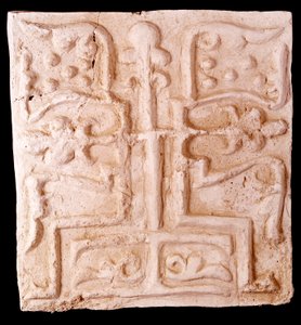 Paleokristillinen taide: kivi, jota koristavat viiniköynnöksen oksien ja ristin reliefit. Khargin saarelta, Iranista. Pariisi, Louvre-museo