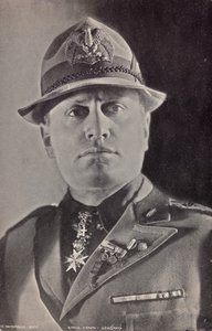 Albumi "Duce": Benito Mussolini univormussa Militia (m/w kuva) tekijältä Pandimiglio Pandimiglio