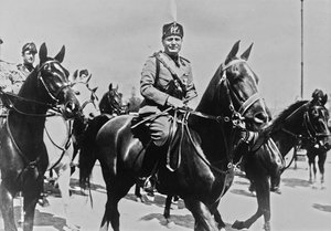 Albumi "Duce": Benito Mussolini ratsain seurueensa kanssa Roomassa (m/v kuva) tekijältä Pandimiglio Pandimiglio