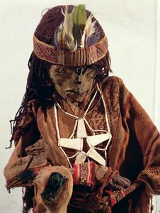 Luukoruilla koristeltu muumio, noin 200 eaa tekijältä Paracas Culture