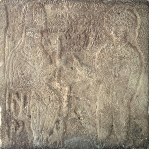 Harvinainen stele, jossa Artabanus V, viimeinen Parthian kuningas, sijoittaa Khwasakin, Susan satraapin: hän ojentaa sormuksensa auktoriteettinsa tunnusmerkiksi Susasta, Iranista, 14. syyskuuta 215 jKr (kalkkikivi)