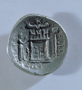 Persiksen kuninkaan Vahbarzin Tetradrachm, joka kuvaa zarathustralaista tulialttaria (kääntöpuoli) (katso myös 180367)