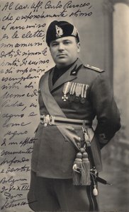 Albumi "MVSN- Blackshirts": Centurion of the Militia täydessä univormussa, 05/1939 (b/w kuva) tekijältä Pasquini Pasquini