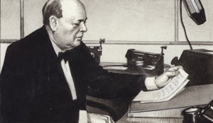 Winston Churchill pitää yhden kuuluisista sota-ajan radiolähetyksistään (guassi paperille).