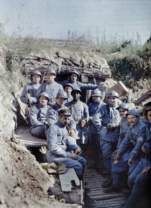 Ryhmä ranskalaisia sotilaita haudassa etulinjalla, Hirtzbach, Haut-Rhinin departementti, Alsace, Ranska, 16. kesäkuuta 1917 (autochrome)
