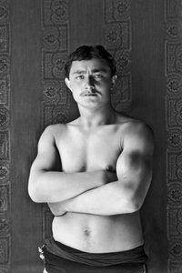 Muotokuva matkustavasta sirkuspainijasta, joka ohittaa Andelot Blanchevillen (Haute Marne). Valokuva, noin 1886, Paul Emile Theodore Ducos (1849-1913). tekijältä Paul Emile Theodore Ducos