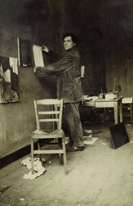 Amedeo Modigliani studiossaan, n. 1915 (valkovalkoinen kuva) tekijältä Paul Guillaume