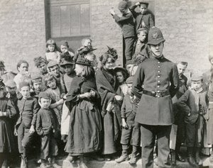 Lontoon poliisin hautajaiset, 1894 tekijältä Paul Martin