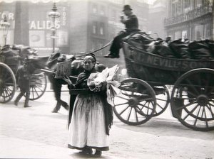 Naispuolinen sanomalehtimyyjä, Lontoo, noin 1890-luku (m/v kuva)