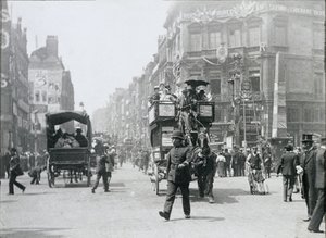 Ludgate Circus, Lontoo, valmisteltu kuningattaren juhlapäivää varten, 1897 tekijältä Paul Martin