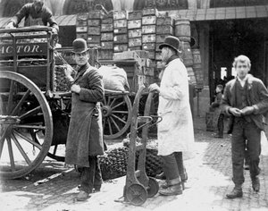 Purkaminen Billingsgate Marketilla Lontoossa, 1893 tekijältä Paul Martin