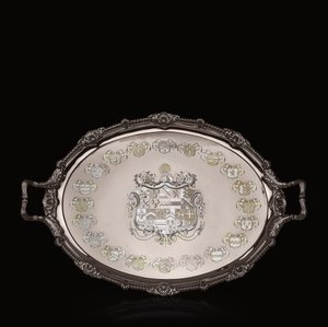 George III -teetarjotin heraldisella kaiverruksella