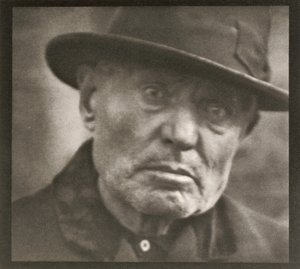 Valokuva - New York [Mies - Five Points Square] tekijältä Paul Strand