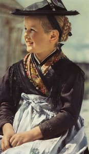 Varhainen värivalokuvaus: Pieni tyttö Sarnin laaksosta, Sarentino (värikuva)