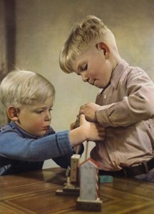 Varhainen värivalokuvaus: Play (värivalokuva)