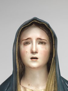 Neitsyt Mater Dolorosa (polykromattua puuta, lasia ja eläimenkarvaa).