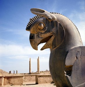 Griffoni, legendaarinen olento puoliksi kotka, puoliksi leijona. Apadanan pylväs, suuri oikeussali, jota nämä pääkaupungit yllättävät, Darius I:n palatsi, Persepolis, Iran. tekijältä Persian School