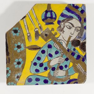 1600-luvun lopun Safavid Persia cuerda seca -keramiikkalaatta, joka kuvaa miestä soittamassa huilua turbaanissa tekijältä Persian School