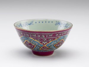 Kulho, jossa kaiverrettu runo, Iran, Qajar-dynastia, 1800-luvun loppu tai 1900-luvun alku (keraaminen)