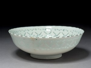 Gombroon Bowl, Iran, Safavid-kausi (kivitahna, jossa on lävistetty koristelu ja musta aluslasi) tekijältä Persian School