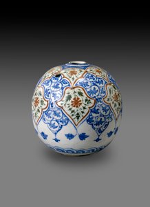 Pallomainen Kahlian Pipe Bowl, valmistettu todennäköisesti Kermanissa, Iranissa, 1600-luvun lopulla tai 1700-luvun alussa (kivitahna, jossa polykromaa lasituksen alla)